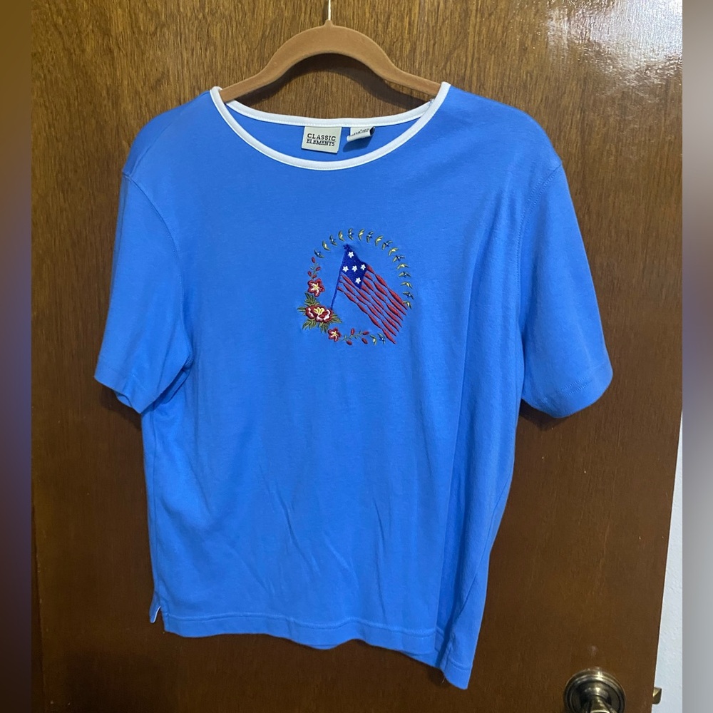 Women’s Classic Elements short sleeve top-embroidered flag & flowers.Size large.